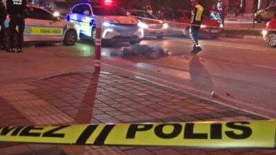 Antalya’da meydana gelen trafik kazasında, bir kamyonla çarpışan motosikletin 17