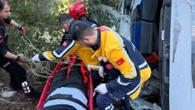 Kahramanmaraş’ta bir kamyonun uçuruma yuvarlanması sonucu sürücüsü, itfaiye ekipleri tarafından