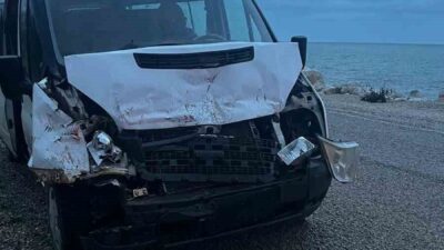 Kastamonu’nun Cide ilçesinde meydana gelen trafik kazasında, kamyona çarpan bir
