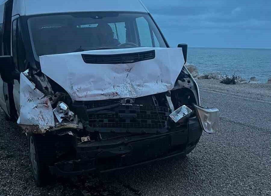 Kastamonu’nun Cide ilçesinde meydana gelen trafik kazasında, kamyona çarpan bir
