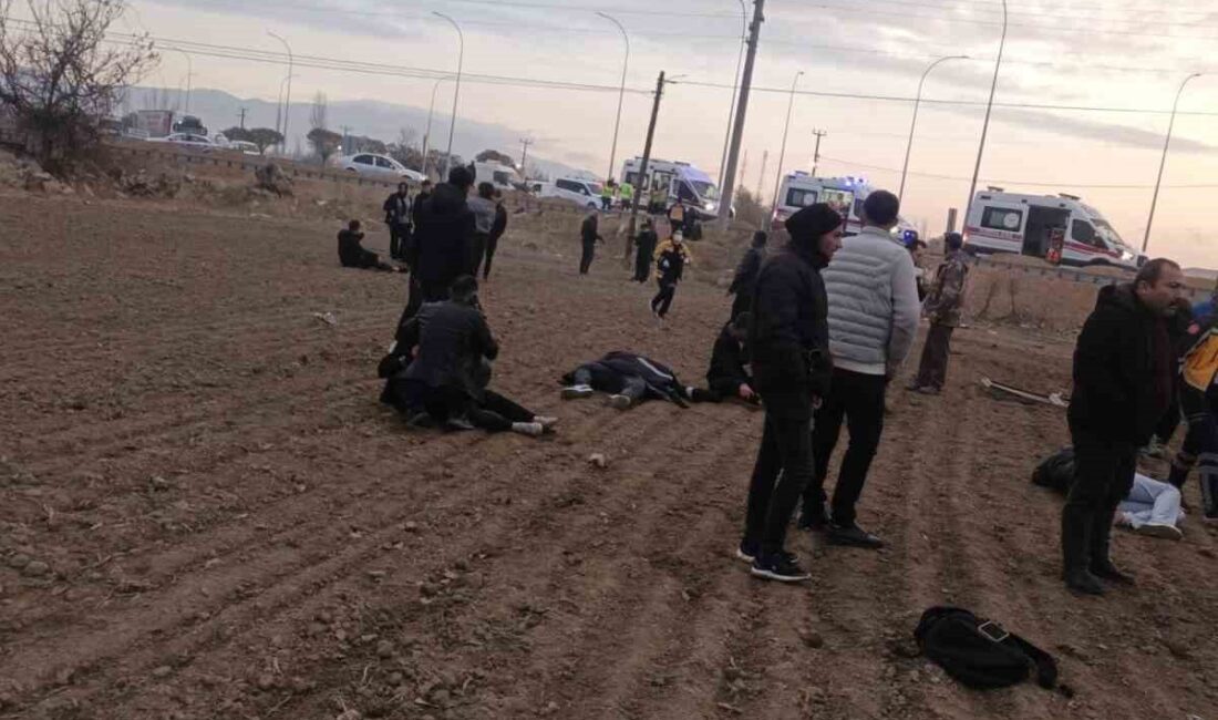 Afyonkarahisar’da gerçekleşen bir trafik kazasında, Özburun beldesi çıkışında kamyonetle çarpışan
