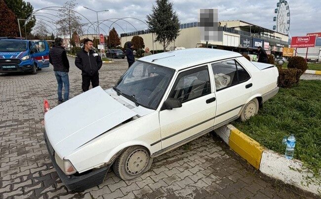 Karabük ilinin Safranbolu ilçesinde meydana gelen trafik kazasında bir kamyonet,