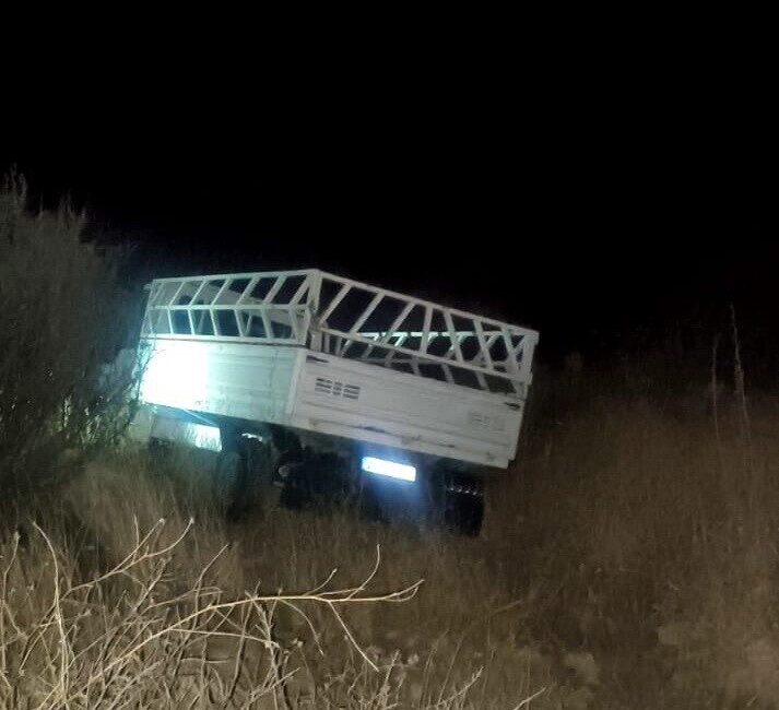 Adıyaman’da bir aracın sürücüsü direksiyon hakimiyetini kaybederek şarampole yuvarlandı ve