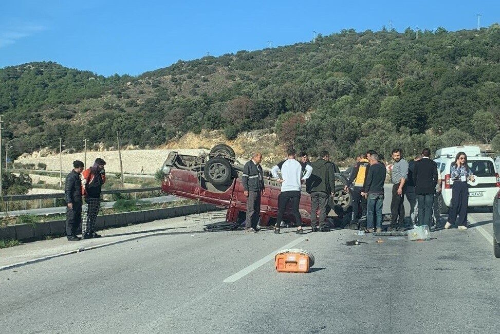 Bodrum ilçesinde meydana gelen bir trafik kazasında, bir kamyonet refüje