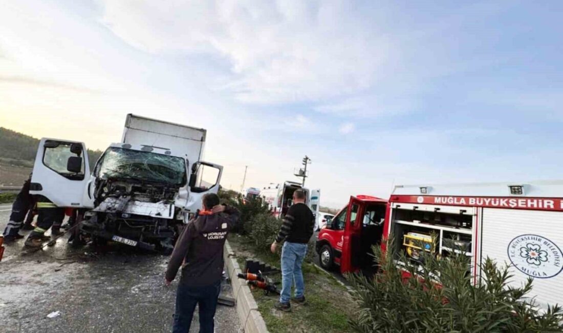 Ekinambarı Mevkiinde meydana gelen trafik kazasında, kamyonet içinde sıkışan iki