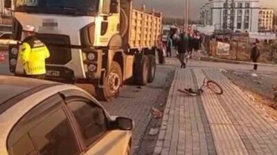 Hatay’ın Dörtyol ilçesinde bir kamyonun yol kenarında bisiklet sürmekte olan