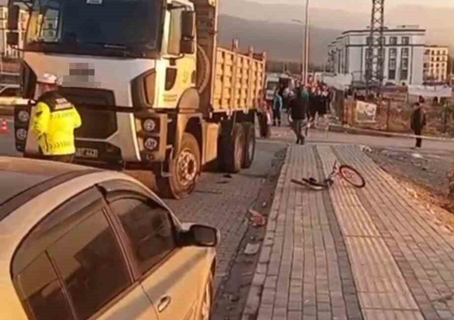 Hatay’ın Dörtyol ilçesinde bir kamyonun yol kenarında bisiklet sürmekte olan