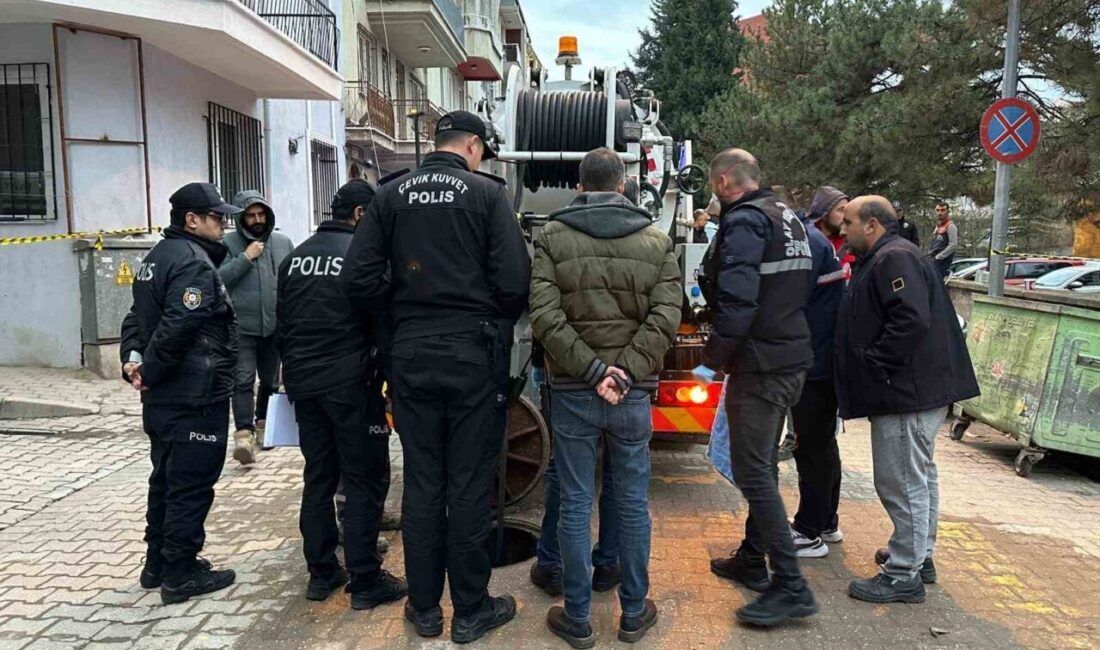 Uşak’ta belediye ekibi, kanalizasyonda meydana gelen bir tıkanıklığı açmak için