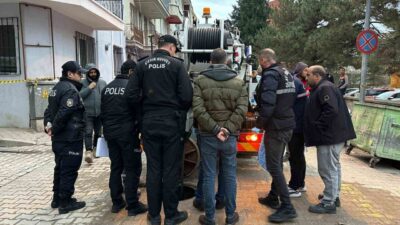 Uşak’ta belediye ekibi, kanalizasyonda meydana gelen bir tıkanıklığı açmak için