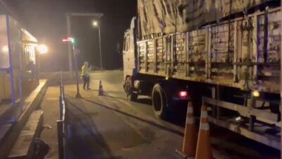 Samsun’da gerçekleştirilen kantar denetimlerinde, plakaları kapatılarak denetim istasyonuna girmeden yoluna