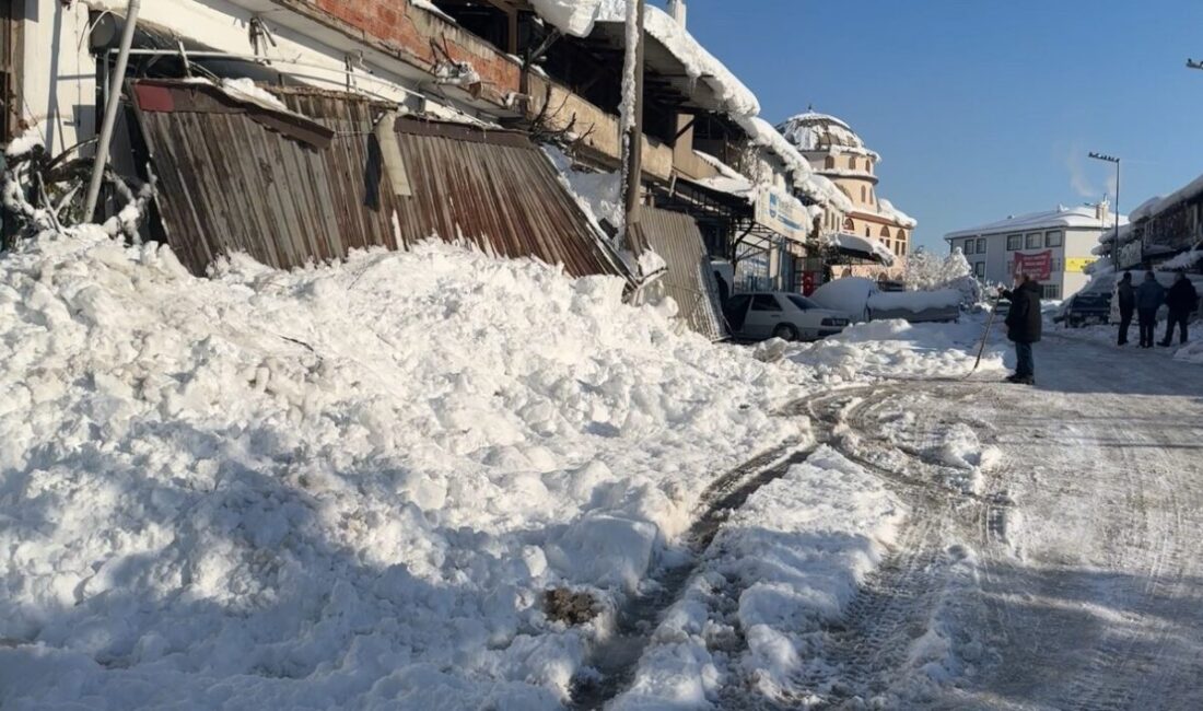 Safranbolu ilçesindeki Karabük Sanayi Sitesi’nde, iş yerlerine ait sundurmalar yoğun