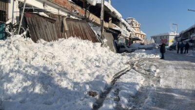 Safranbolu ilçesindeki Karabük Sanayi Sitesi’nde, iş yerlerine ait sundurmalar yoğun