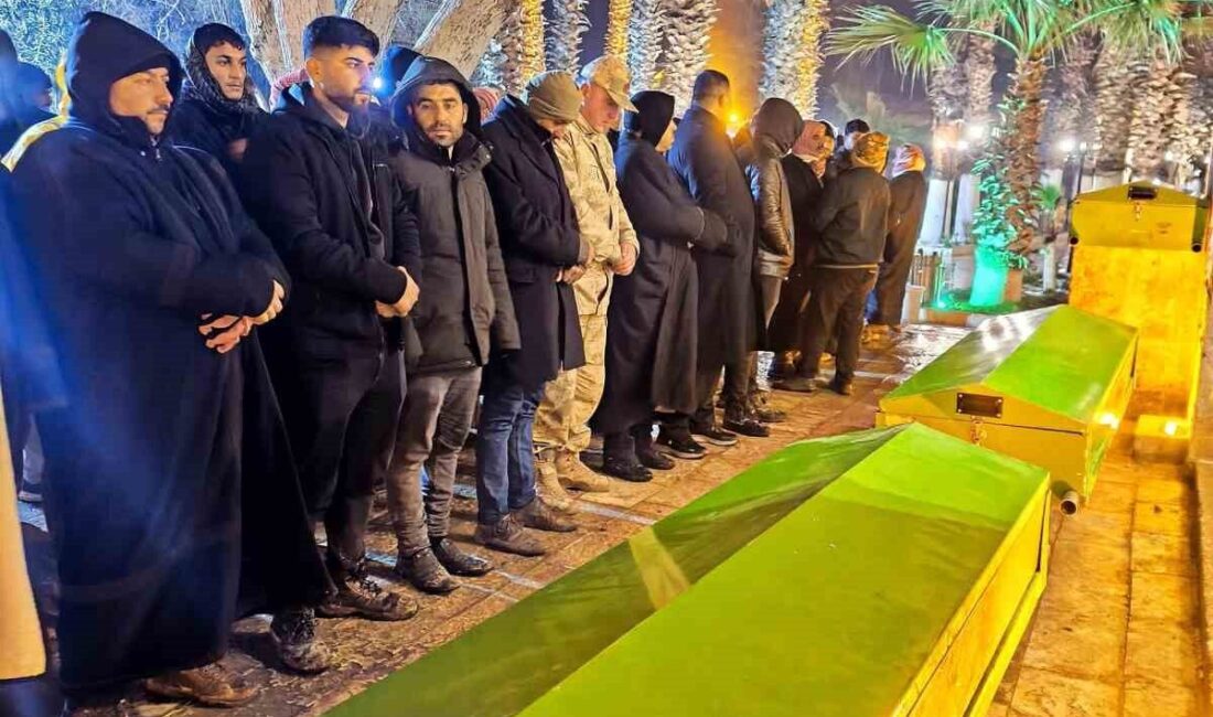 Şanlıurfa’da kar yağışına bağlı olarak kayganlaşan yolda kanala devrilen araçta
