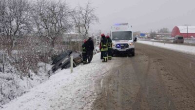Kastamonu’da kar yağışı nedeniyle kayganlaşan yolda meydana gelen trafik kazasında