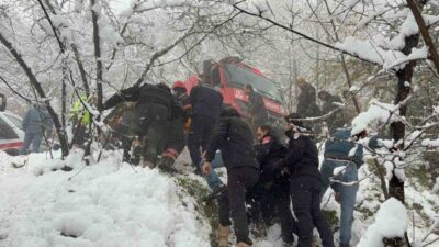 Sakarya ilinin Hendek ilçesinde meydana gelen trafik kazasında, kar nedeniyle