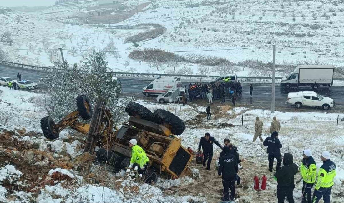 Şanlıurfa’nın Halfeti ilçesinde kar temizliği yapan bir iş makinesinin devrilmesi