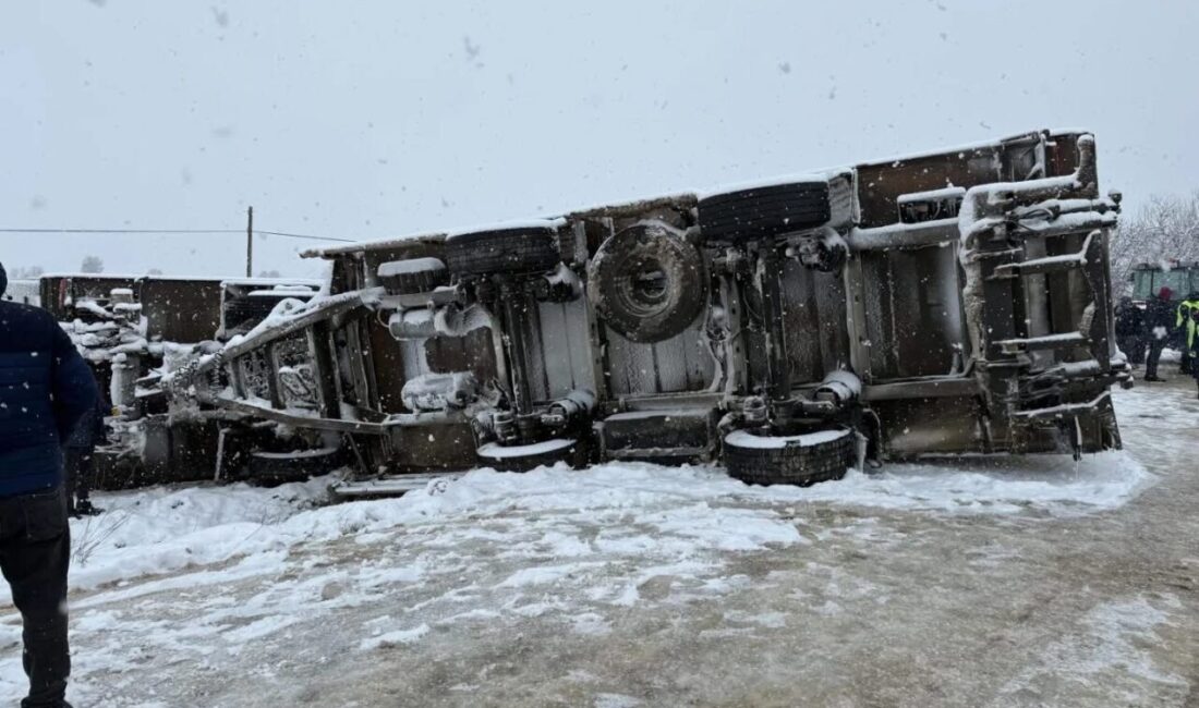Kastamonu’da, kar yağışının neden olduğu bir kaza sonucunda devrilen bir