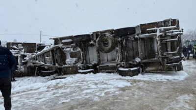 Kastamonu’da, kar yağışının neden olduğu bir kaza sonucunda devrilen bir