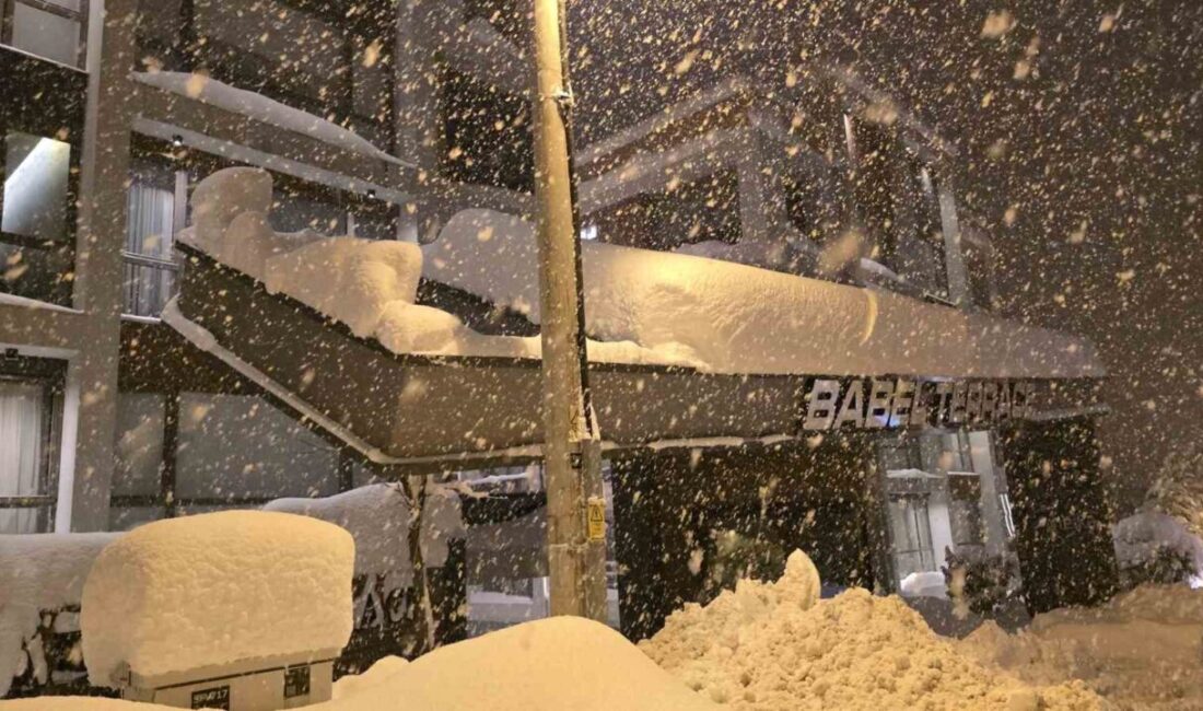 Safranbolu ilçesine bağlı Karabük’te, şiddetli kar yağışı sonucu biriken kar