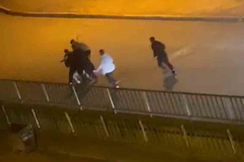 Karabük’te bir genç, gece saatlerinde 100. Yıl Mahallesi’nde 4 kişi