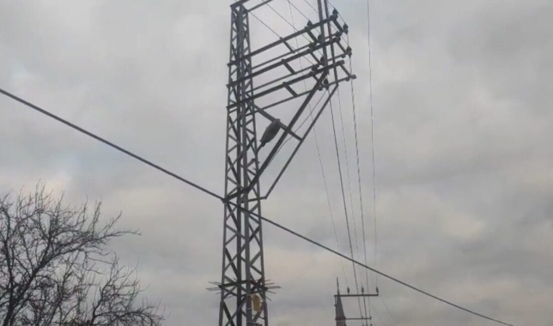 Karabük ilinde yaşanan acı olayda bir işçi, elektrik direğine çıktığı