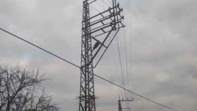 Karabük ilinde yaşanan acı olayda bir işçi, elektrik direğine çıktığı