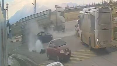 Karaman’da meydana gelen trafik kazasında, bir kamyonun otomobile çarpması sonucu