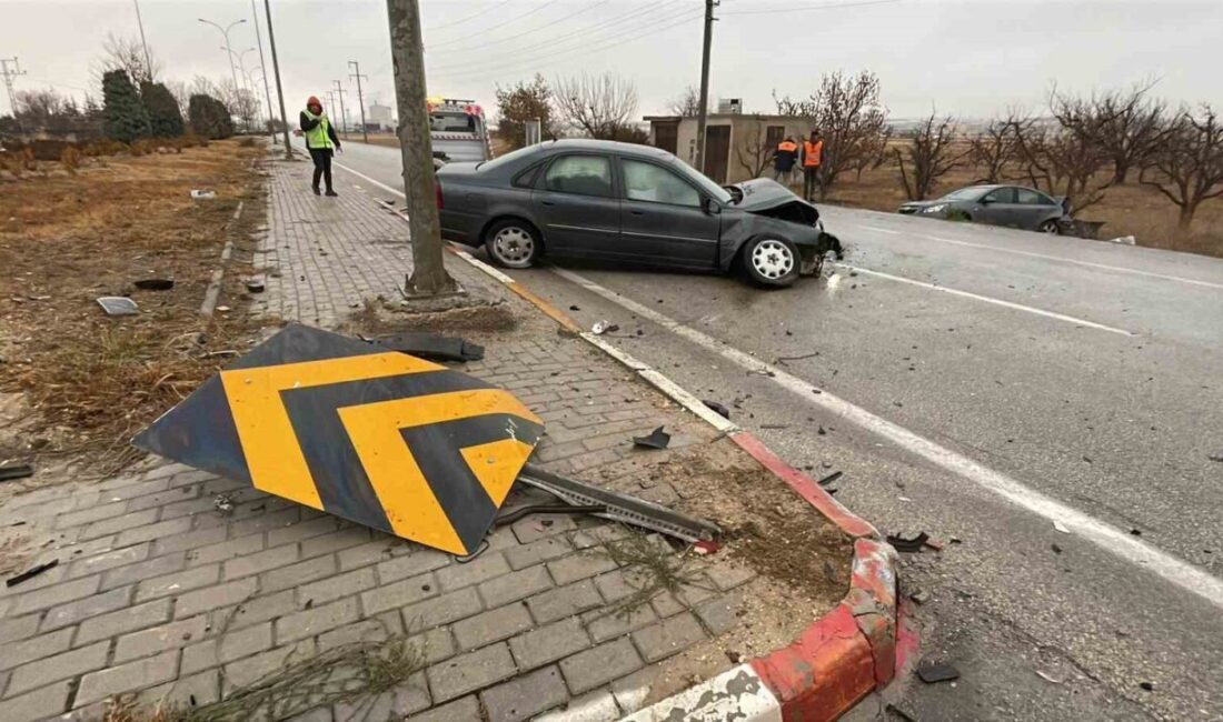 Karaman’da meydana gelen trafik kazasında iki otomobil sürücüsü de yaralandı.