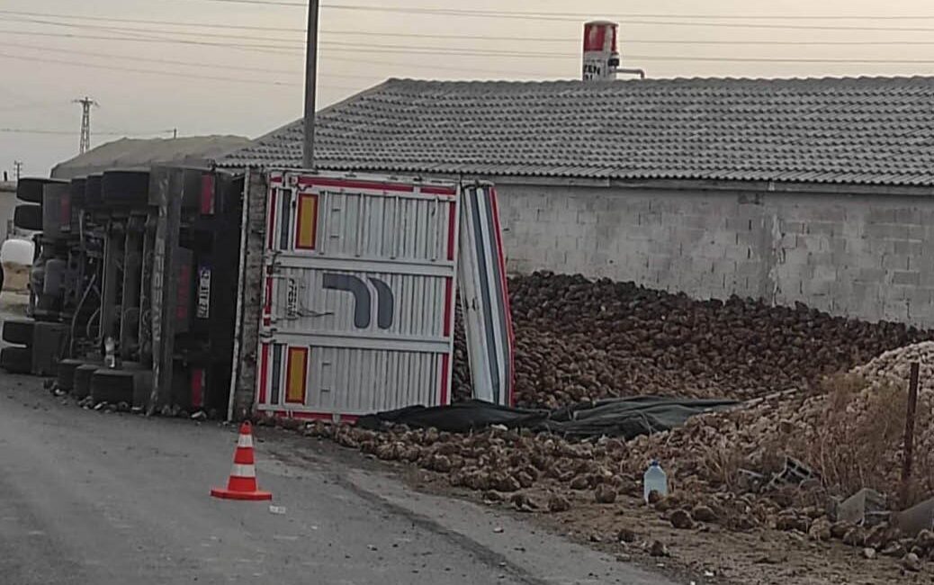 Karapınar ilçesinde meydana gelen trafik kazasında pancar yüklü bir tır