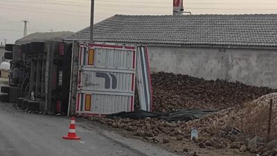 Karapınar ilçesinde meydana gelen trafik kazasında pancar yüklü bir tır