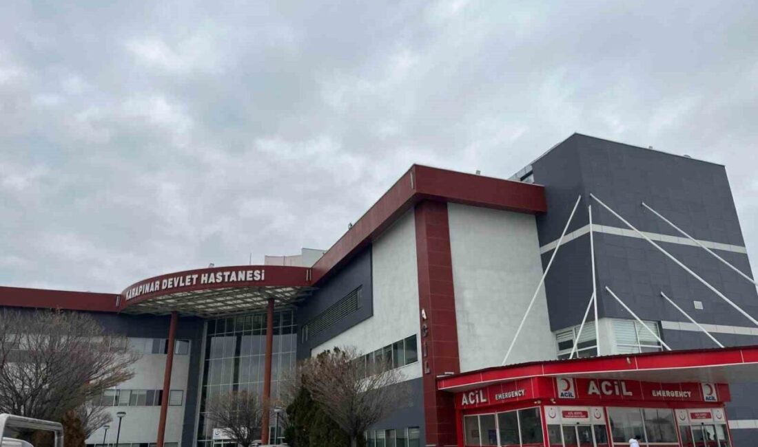 Konya’nın Karapınar ilçesinde tır ile 2 otomobilin karıştığı zincirleme kaza