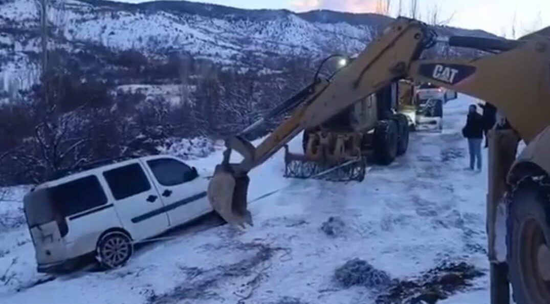 Elazığ’da kar yağışının yol açtığı bir olayda, Sakabaşı köyü yolunda