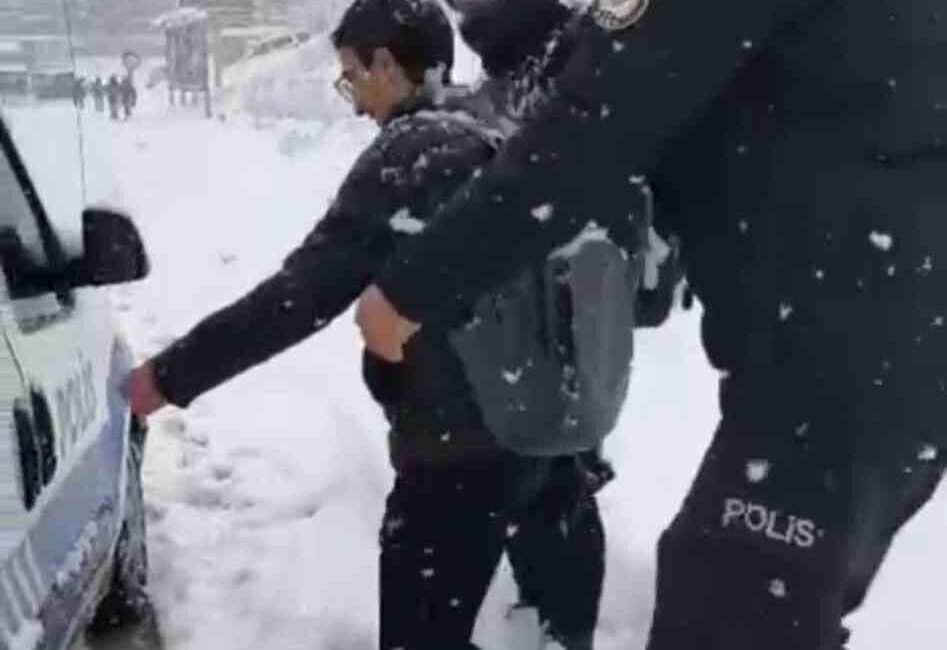 Yoğun kar yağışı ve buzlanma nedeniyle Siirt’te evlerine dönüşleri zorlaşan