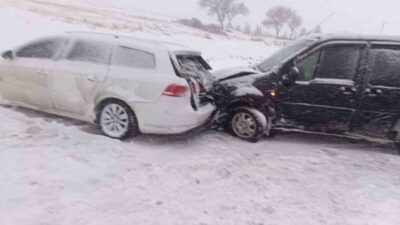 Adıyaman’da karla kaplı yolda kayarak çarpışan iki aracın neden olduğu
