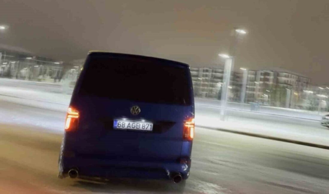 Aksaray’da kar yağışıyla birlikte yollarda drift yaparak tehlikeli hareketlerde bulunan