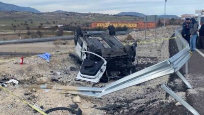 Denizli’nin Pamukkale ilçesinde meydana gelen trafik kazasında, sürücü direksiyon kontrolünü