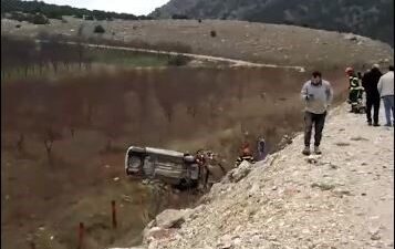Denizli’de bir otomobilin kontrolden çıkarak karşı şeride geçip şarampole yuvarlandığı