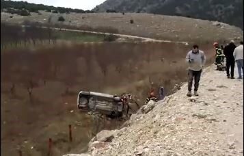 Denizli’de bir otomobilin kontrolden çıkarak karşı şeride geçip şarampole yuvarlandığı