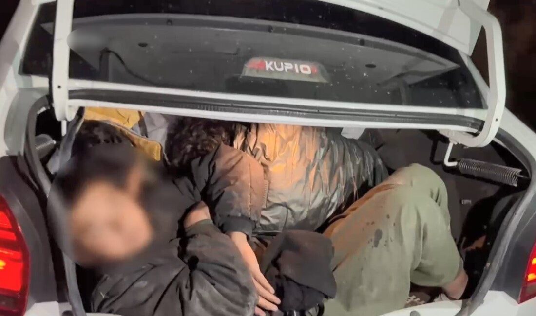Kars ilinde jandarma tarafından gerçekleştirilen operasyonda, araçların bagajına sıkıştırılarak Türkiye’ye