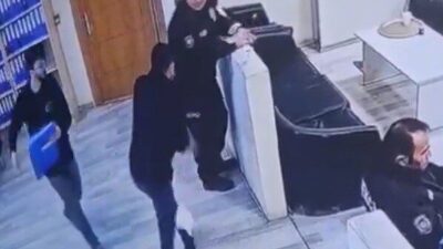 Kartal ilçesindeki bir polis merkezinde, bir kişi, kendisini müracaat eden