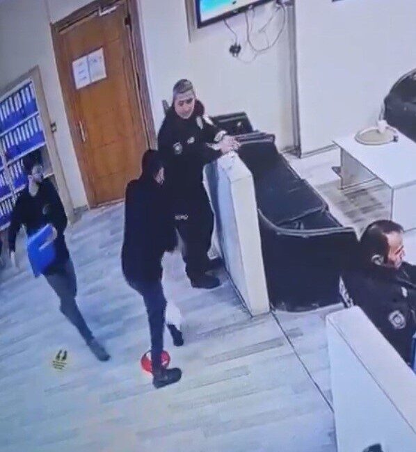 Kartal ilçesindeki bir polis merkezinde, bir kişi, kendisini müracaat eden