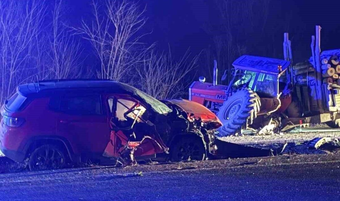 Kastamonu’nun Taşköprü ilçesinde odun taşıyan traktör ile cipin çarpıştığı trafik
