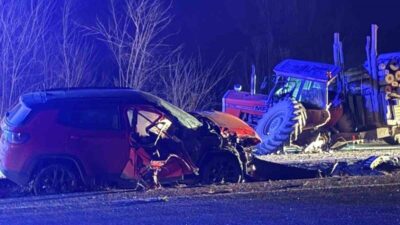 Kastamonu’nun Taşköprü ilçesinde odun taşıyan traktör ile cipin çarpıştığı trafik