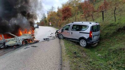 Kastamonu’nun Çatalzeytin ilçesinde meydana gelen trafik kazasında hafif ticari araç
