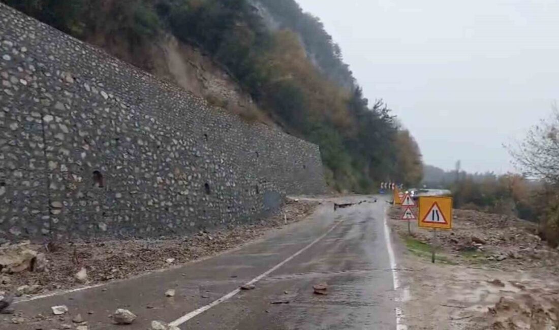 Cide, Kastamonu ilçesinde meydana gelen heyelan nedeniyle Cide-Bartın kara yolunda