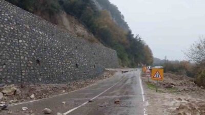 Cide, Kastamonu ilçesinde meydana gelen heyelan nedeniyle Cide-Bartın kara yolunda