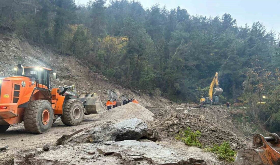 Kastamonu’da, İnebolu-Doğanyurt-Cide karayolu, dün sabah saatlerinde meydana gelen heyelan nedeniyle