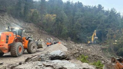 Kastamonu’da, İnebolu-Doğanyurt-Cide karayolu, dün sabah saatlerinde meydana gelen heyelan nedeniyle