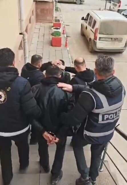 Kastamonu ilinde bir iş yerine silahlı saldırı düzenledikleri iddiasıyla gözaltına