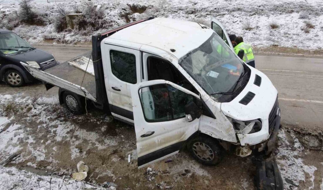 Kastamonu’da, kar yağışı nedeniyle kayan bir kamyonetin şarampole devrilmesi sonucunda